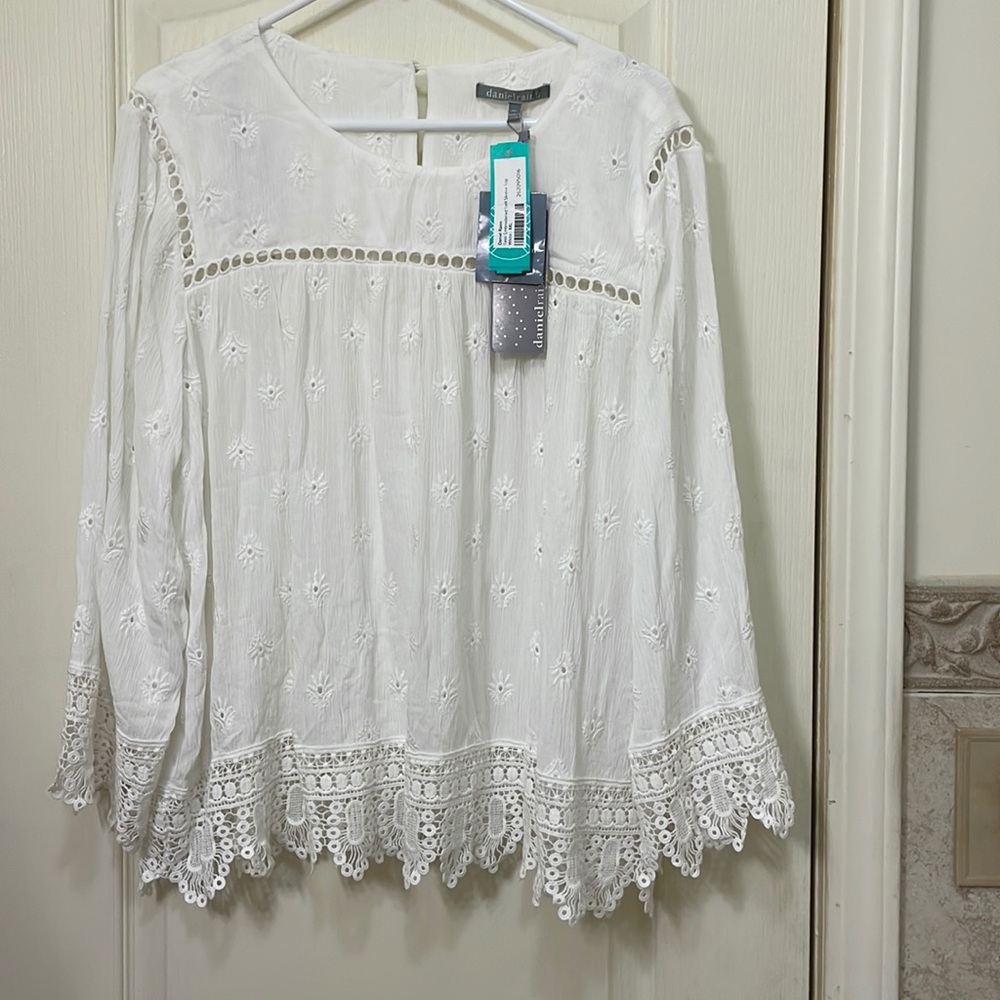 Daniel Rainn white embroidered bell sleeve top, size xxl, NWT